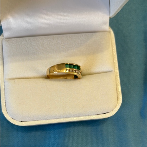 Elegant 14KT YellowGold Emerald and Diamond ring - Picture 4 of 9